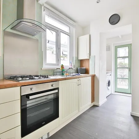 Stunning Cardiff Bay House-3