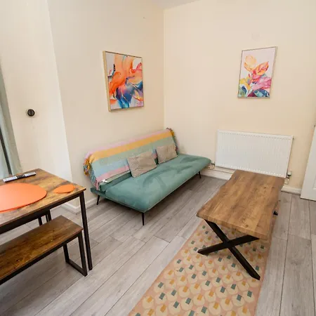 Family & Group Stay - 5-Bed Home, Parking-2