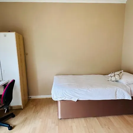Twin Room In Central London-3