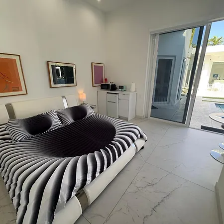 Men Only Clothing Option Guesthouse Near Wilton Manors-3