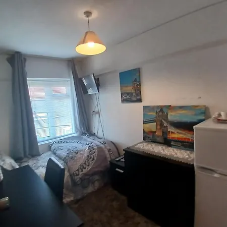 4 Bedroom House Rented By The Room-3