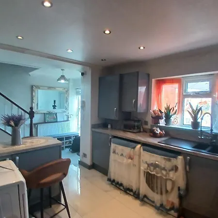4 Bedroom House Rented By The Room-2