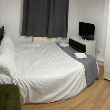 Comfortable Ensuite & Budget Rooms In East London-2