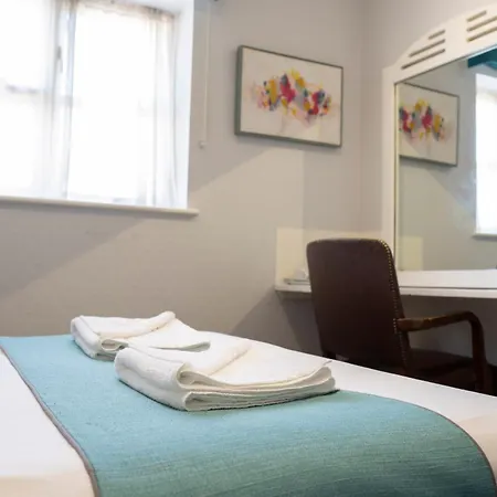 Gatwick Turret Guest House-3
