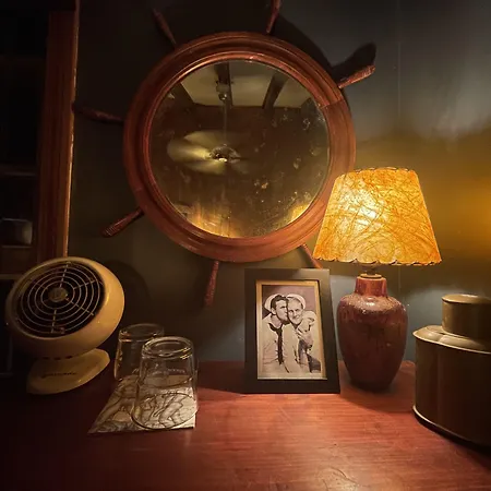 Crew'S Quarters Boarding House - Caters To Men-2