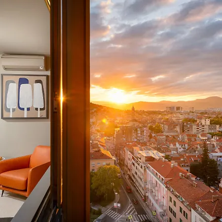 Royal Suites-Sky-2