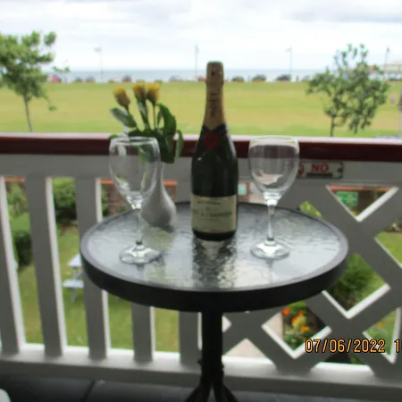Sefton Lodge Seafront ,Panoramic Sea View Ensuite Balcony Rooms Available, Guest Garden-2