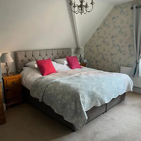 Overdale Guesthouse And Free Parking-3