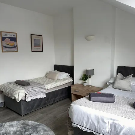 Budget Rooms Lincoln City Centre , Fast Wifi & Self Check In-3