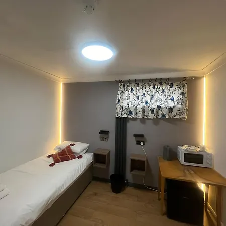 Hollybush Guest House-2