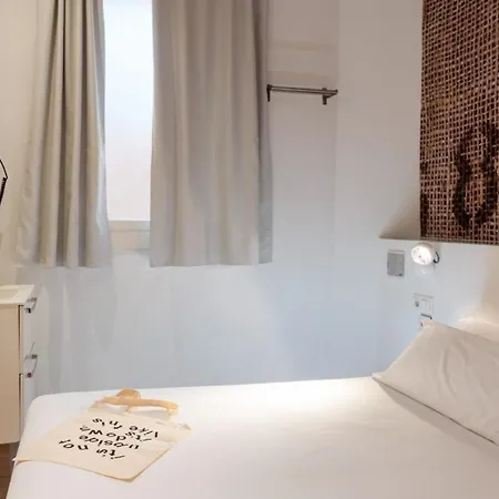 Chic&Basic Tallers Hostal-3