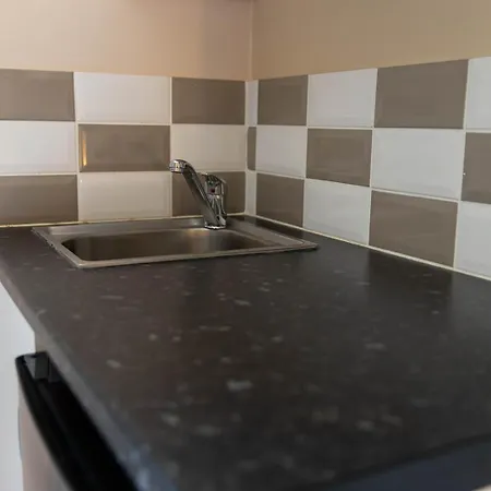 Roger Ground Guest House - With Onsite Car Parking-3