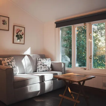 Broadoaks Boutique Country House-3