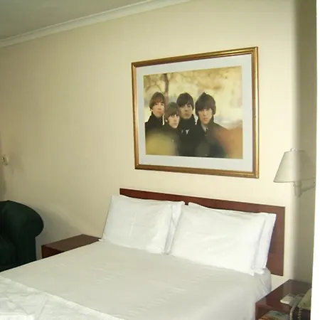 Broadway Guest House Bellville-3