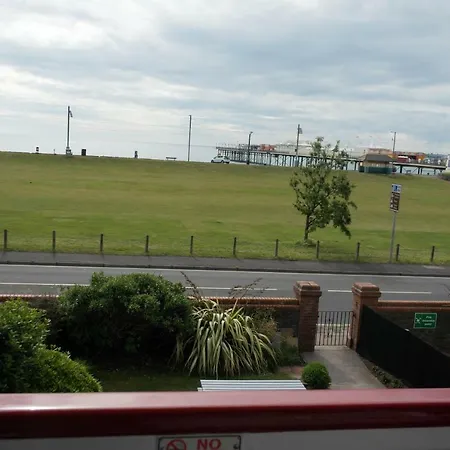 Sefton Lodge Seafront ,Panoramic Sea View Ensuite Balcony Rooms Available, Guest Garden-3
