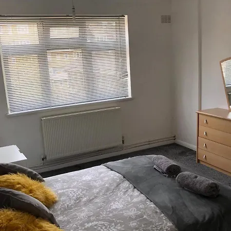 London Budget Maisonette-3