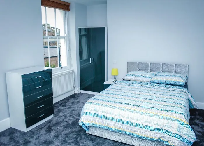 Camden Guest House Double Bedroom With Super Large King Bed London