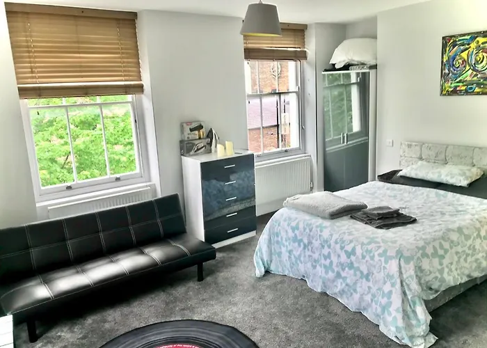 Camden Guest House Double Bedroom With Super Large King Bed London