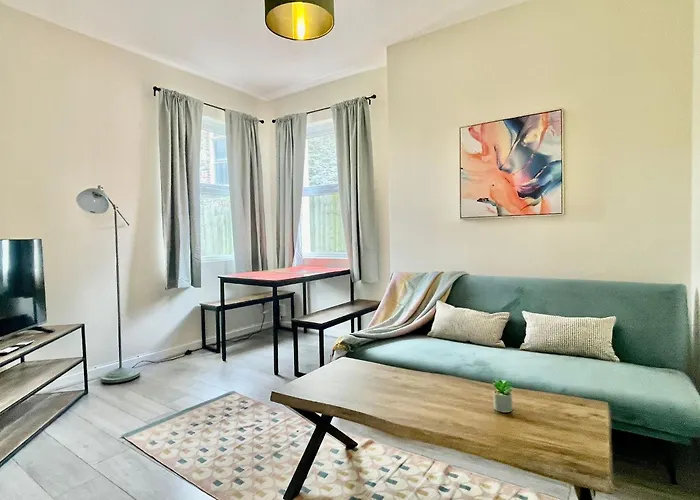 Family & Group Stay - 5-Bed Home, Parking Swansea