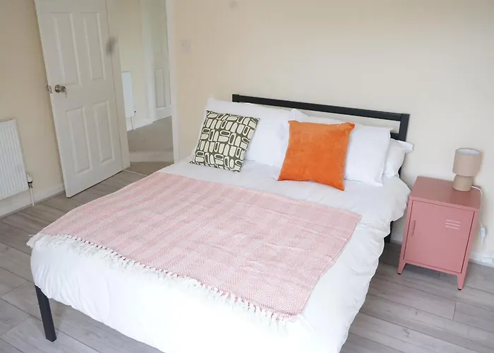 Family & Group Stay - 5-Bed Home, Parking Swansea