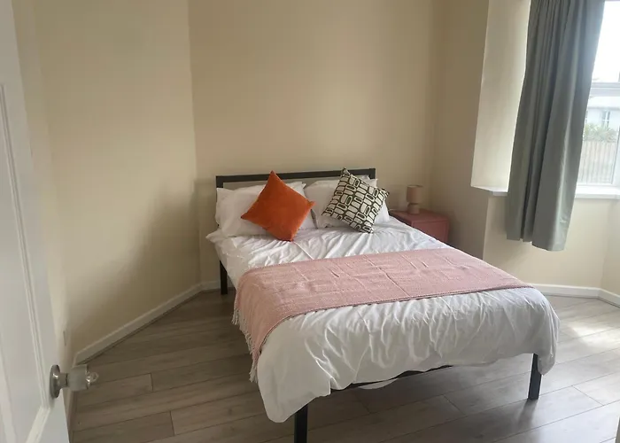 Family & Group Stay - 5-Bed Home, Parking Swansea